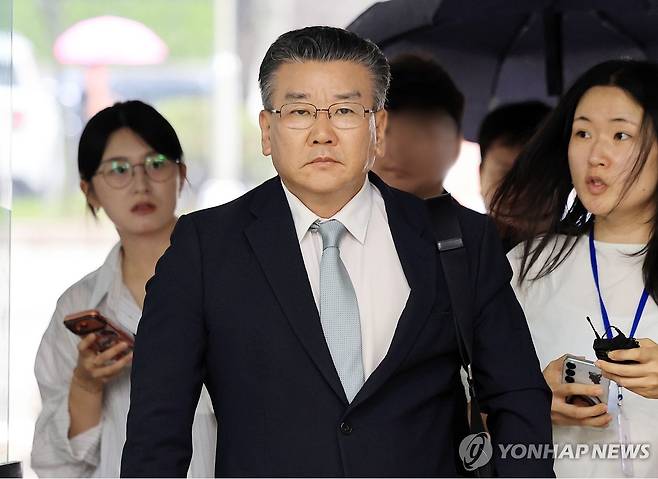 유병호 대답없이 법정으로 (서울=연합뉴스) 서명곤 기자 = 직권남용 혐의로 구속영장이 청구된 유병호 감사원 감사위원(차관급)이 20일 서울 서초구 서울중앙지법에서 열린 구속 전 피의자 심문(영장실질심사)에 출석하고 있다. 2026.7.20 [공동취재] seephoto@yna.co.kr