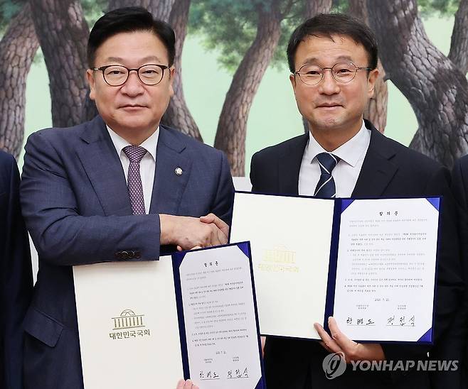 한병도-정점식, 선관위 투표용지 부족 사태에 따른 특검 합의 (서울=연합뉴스) 배재만 기자 = 더불어민주당 한병도 대표 직무대행 겸 원내대표(오른쪽)와 국민의힘 정점식 원내대표가 21일 국회 운영위원장실에서 선관위 투표용지 부족 사태에 따른 특검법안 합의문에 서명한 뒤 악수하며 기념 촬영을 하고 있다. 2026.7.21 scoop@yna.co.kr