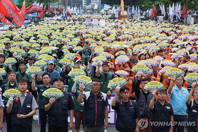 구호 외치는 민주노총 조합원들 (서울=연합뉴스) 김성민 기자 = 전국민주노동조합총연맹(민주노총)이 15일 서울 종로구 동화면세점 인근에서 연 총파업 집회에서 참가자들이 구호를 외치고 있다. 2026.7.15 ksm7976@yna.co.kr