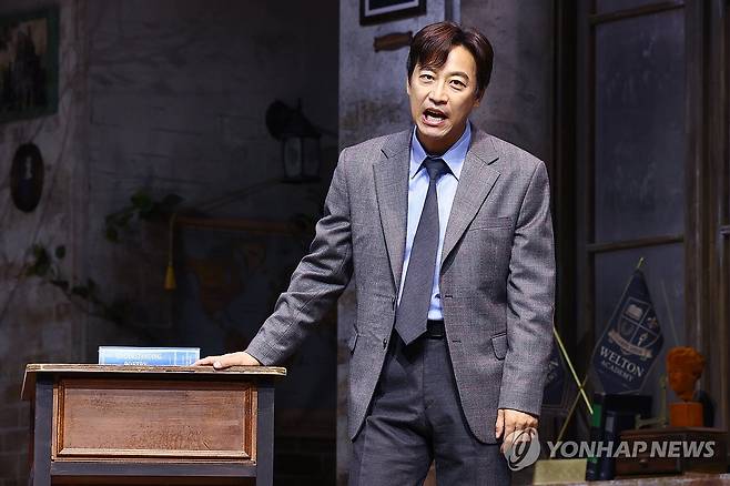 '존 찰스 키팅' 역 맡은 오만석 (서울=연합뉴스) 진연수 기자 = 배우 오만석이 21일 오후 서울 종로구 NOL 씨어터 대학로 우리카드홀에서 열린 연극 '죽은 시인의 사회' 프레스콜에서 주요장면을 시연하고 있다. 2026.7.21 jin90@yna.co.kr