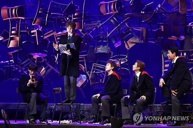 죽은 시인회의 모임 (서울=연합뉴스) 진연수 기자 = 21일 오후 서울 종로구 NOL 씨어터 대학로 우리카드홀에서 열린 연극 '죽은 시인의 사회' 프레스콜에서 출연 배우들이 주요장면을 시연하고 있다. 2026.7.21 jin90@yna.co.kr