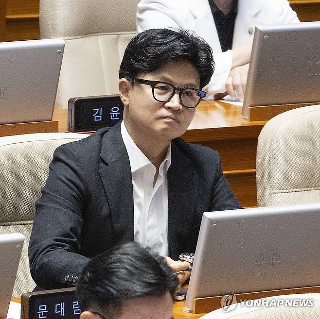 종합특검연장법 무제한 토론 듣는 한동훈 의원 (서울=연합뉴스) 황광모 기자 = 무소속 한동훈 의원이 20일 국회에서 열린 7월 임시국회 제1차 본회의에서 윤석열·김건희에 의한 내란·외환 및 국정농단 행위의 진상규명을 위한 특별검사 임명 등에 관한 법률 일부개정법률안에 대한 국민의힘 윤상현 의원의 필리버스터(무제한 토론을 통한 합법적인 의사진행 방해)를 듣고 있다. 2026.7.20 hkmpooh@yna.co.kr