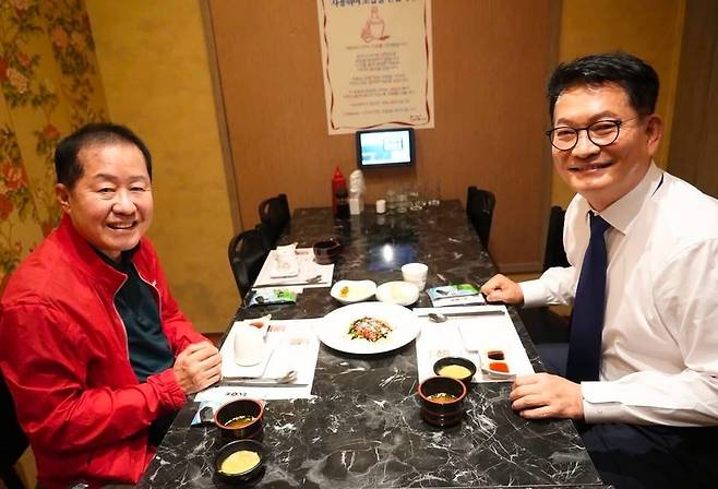 ▲ 홍준표 전 대구시장(왼쪽)과 더불어민주당 당대표 후보인 송영길(인천 연수구갑) 의원이 21일 서울 시내 한 식당에서 오찬에 앞서 기념촬영을 하고 있다. 이날 두 사람은 정치 현안과 여야 관계 등에 대해 의견을 나눴다. /송영길 의원 SNS 갈무리.