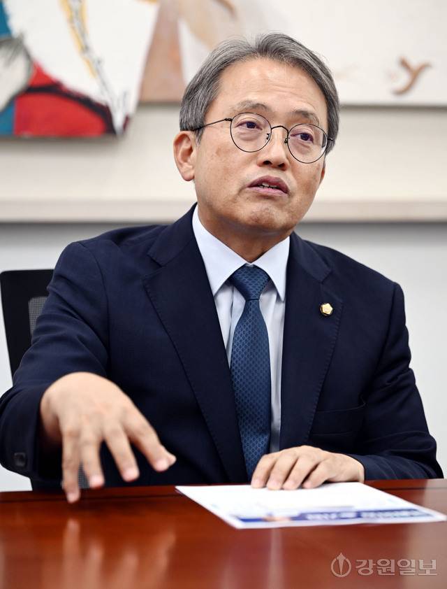 송기헌 국회 과학기술정보방송통신위원장이 15일 서울 국회의사당 본관에서 심은석 강원일보 서울본부장과 인터뷰하고 있다. 서울=임도혁기자