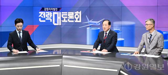 강원자치발전 전략 대토론회 속초시 편이 20일 G1방송 스튜디오에서 이병선 속초시장, 추용욱 강원연구원 연구위원이 출연한 가운데 열렸다. 임도혁기자