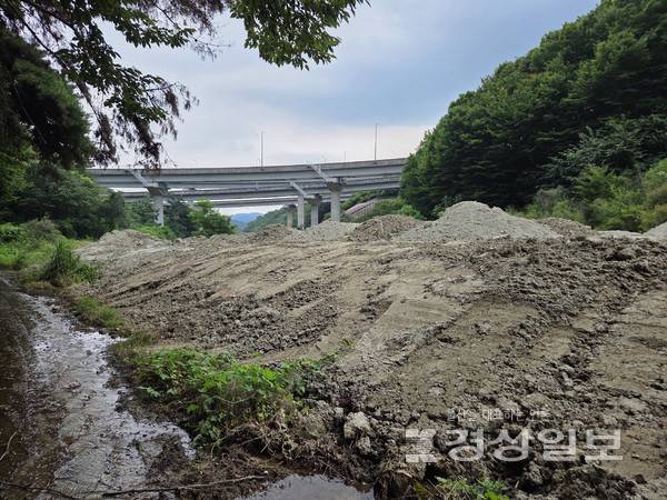 울산 울주군이 날이 갈수록 사회적 파장이 커지고 있는 불법 성토, 폐기물 매립을 근절하기 위해 도입한 이장단 감시 체계로, 국유지에 사토가 무단으로 성토된 현장을 적발했다.
