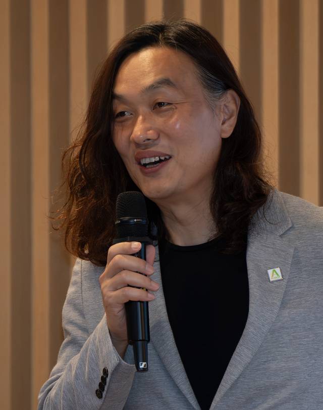 한재권 한양대학교 로봇공학과 교수 겸 ㈜에이로봇 최고기술책임자(CTO)가 21일 경북도청 화공 굿모닝 특강에서 휴머노이드 로봇에 대해 강연하고 있다. 경북도 제공