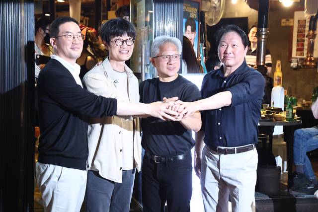 젠슨 황 엔비디아 최고경영자(CEO)가 지난 6월 서울 마포구 한 식당에서 최태원 SK그룹 회장, 구광모 LG그룹 회장, 이해진 네이버 의장과 이른바 ‘삼소(삼겹살·소주) 회동’을 하며 포즈를 취하는 모습. 연합뉴스