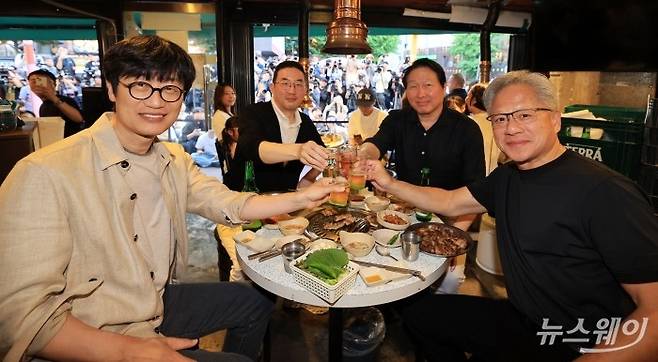 (오른쪽 첫 번째)젠슨 황 엔비디아 창립자 겸 최고경영자가 5일 오후 서울 마포구 형님저요 고깃집에서 (오른쪽 두 번째) 최태원 SK그룹 회장, 구광모 LG그룹 회장, 이해진 네이버 의장을 만나 '삼겹살 회동'을 즐기며 건배하고 있다. 사진=강민석 기자