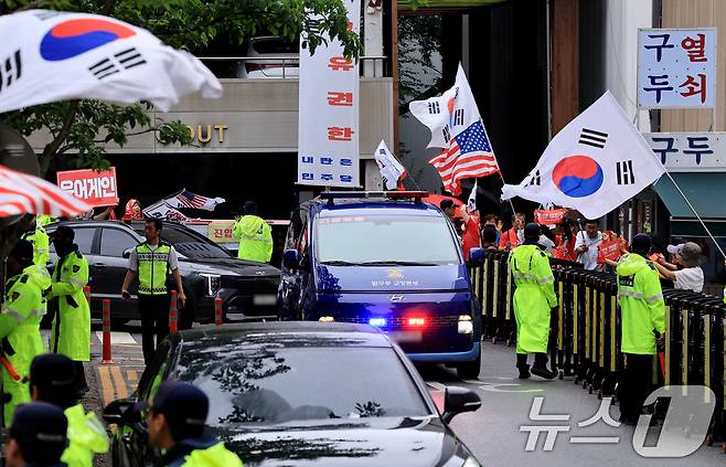 김건희 여사를 태운 호송차가 22일 경기 과천 2차 종합특검 사무실 지하주차장으로 들어서고 있다. 2차 종합특검팀(특별검사 권창영)은 이날 윤석열 전 대통령 관저 이전과 관련 특정범죄가중처벌법상 알선수재와 직권남용 혐의로 김 여사를 피의자 신분으로 소환했다. 2026.7.22 ⓒ 뉴스1 이호윤 기자