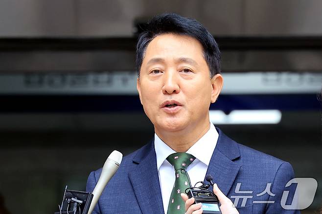 오세훈 서울시장이 22일 서울 서초구 서울중앙지방법원에서 열린 정치자금법위반 혐의 1심 선고를 마치고 취재진의 질문에 답하고 있다. 2026.7.22 ⓒ 뉴스1 이호윤 기자
