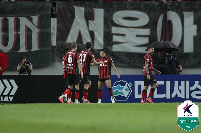 FC서울 정승원(가운데)이 22일 서울월드컵경기장에서 열린 포항 스틸러스와 홈 경기에서 득점 후 기뻐하고 있다. (한국프로축구연맹 제공)