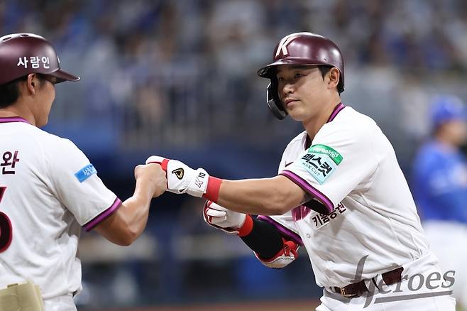 키움 김웅빈이 22일 서울 고척스카이돔에서 열린 2026 KBO리그 삼성전에서 선제 솔로 홈런을 터뜨린 뒤 코치와 주먹을 맞대고 있다. 사진 | 키움 히어로즈