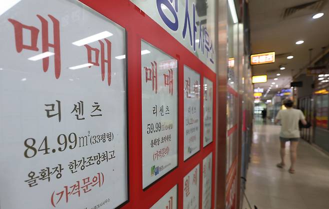 이재명 대통령이 부동산 조세제도를 공정하고 합리적으로 정비하고 실수요자 지원 대책을 마련하겠다고 밝힌 21일 오후 서울 시내 한 공인중개사무소에 아파트 매물 정보가 게시돼 있다. /뉴스1
