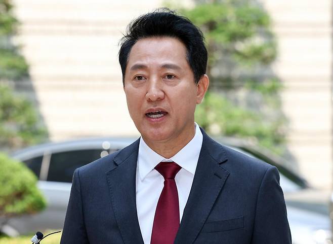 오세훈 서울시장이 지난달 10일 서울 서초구 서울중앙지방법원에서 열린 ‘명태균 여론조사 의혹’ 사건 1심 속행 공판에 출석하며 취재진 질문에 답하고 있다. 뉴스1