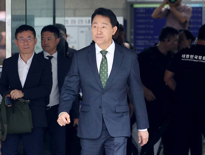 오세훈 서울시장이 22일 서울 서초구 서울중앙지방법원에서 열린 정치자금법위반 혐의 1심 선고를 마치고 법원을 나서고 있다. 2026.7.22 사진공동취재단
