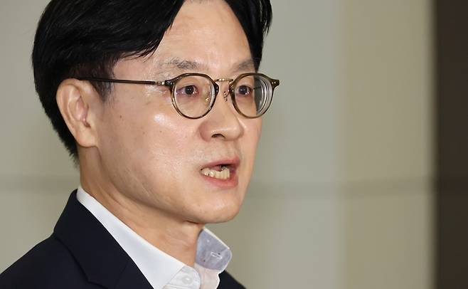 김정관 산업통상부 장관이 23일 미국 워싱턴에서 열리는 한미 조선협력센터 개소식에 참석하기 위해 22일 인천국제공항을 통해 출국하며 기자의 질문에 답하고 있다. 연합뉴스