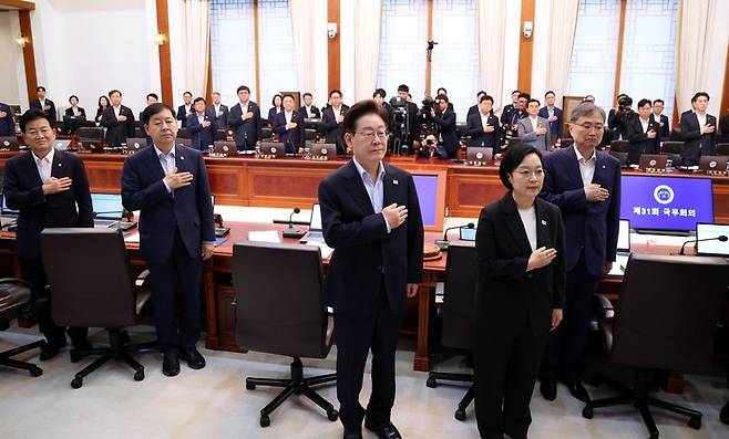이재명 대통령이 21일 청와대에서 열린 국무회의에서 국민의례를 하고 있다. 조현 외교부 장관(앞줄 오른쪽 첫번째)이 함께 하고 있다. 청와대통신사진기자단