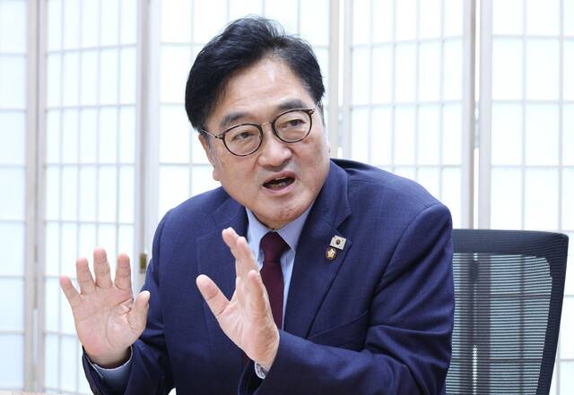 우원식 더불어민주당 의원이 16일 오후 국회 의원회관 의원실에서 8·17 전당대회를 앞두고 민주당이 나가야 할 바에 대해 이야기하고 있다. 김정효 기자 hyopd@hani.co.kr