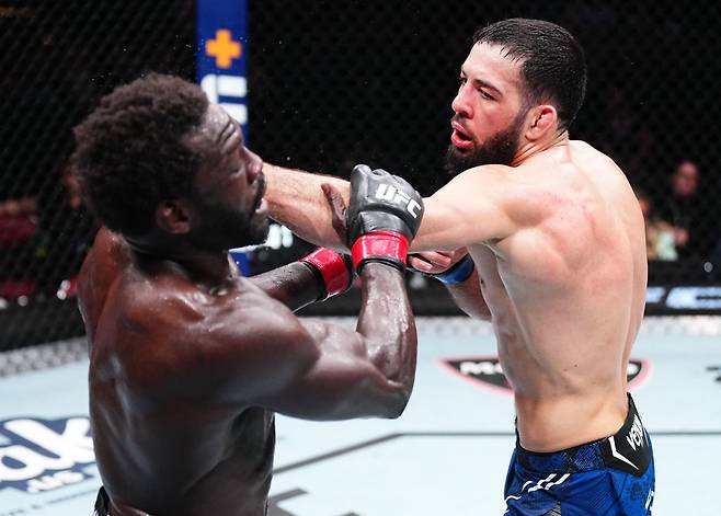 이마보프(오른쪽)가 캐노니어를 꺾었다. 사진=UFC