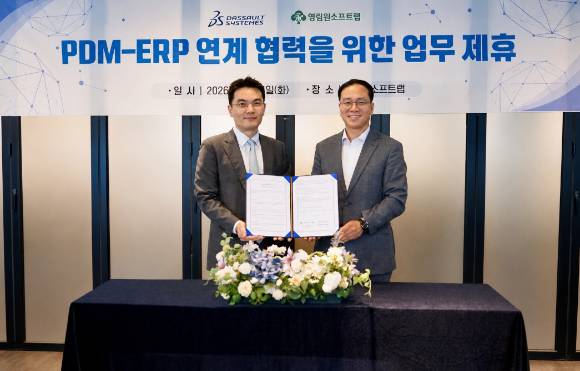 왼쪽부터 배재인 다쏘시스템코리아 고객경험부문 본부장과 박윤경 영림원소프트랩 부사장이 기념사진 촬영을 하고 있다. [사진=영림원소프트랩]