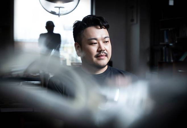 박상영 작가는 22일 출간된 『지푸라기 왕관을 쓴 여자』에서 미스터리 소설을 시도했다. 그는 "태어나서 가장 먼저 전작을 모두 읽은 작가가 애거서 크리스티"라고 했다. 권혁재 기자