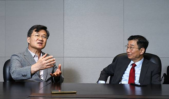 강은호 전 방위사업청장(왼쪽)과 차두현 아산정책연구원 부원장이 지난 15일 K방산의 나토 시장 진출방안에 대해 토론하고 있다. 김종호 기자