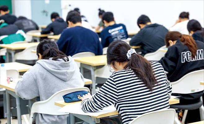 ﻿지난 15일 서울 능동로 건국대에서 수험생들이 모의 논술고사를 치르고 있다.  뉴스1