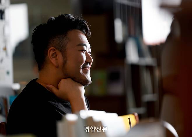 장편소설 <지푸라기 왕관을 쓴 여자>를 발표한 박상영 소설가가 지난 16일 서울 종로구의 한 북카페에서 경향신문과 인터뷰 하고 있다. 정지윤 선임기자