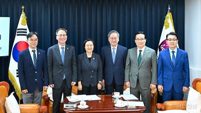 김정석(왼쪽에서 네 번째) 한교총 대표회장이 22일 서울 종로구 한교총 대표회장실을 찾은 한성숙(세 번째) 총리 등과 기념 촬영을 하고 있다. 신석현 포토그래퍼