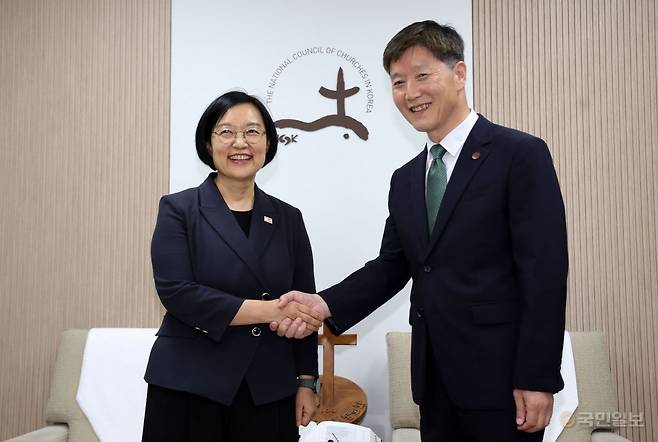 박승렬 NCCK 총무가 같은날 같은 건물의 NCCK 사무실을 찾은 한 총리와 악수하며 기념사진을 찍고 있다. 뉴시스