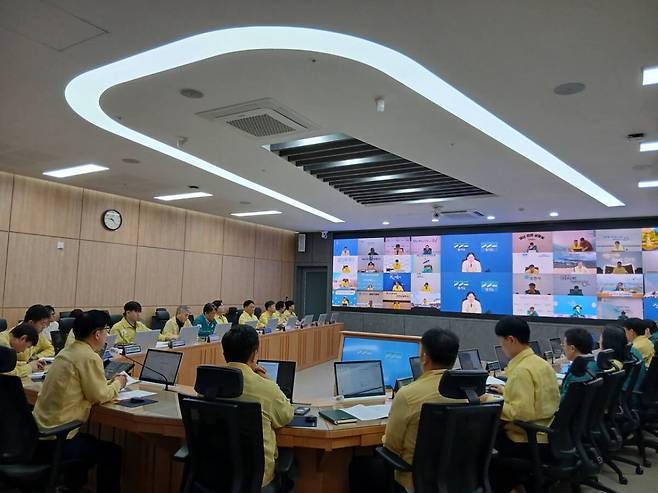 경기도가 22일 도청 재난상황실에서 김규식 도 안전관리실장 주재로 31개 시·군이 참여하는 ‘제12차 여름철 풍수해·폭염 대비 도-시·군 합동 TF 회의’를 개최했다. 사진은 회의가 열리고 있는 모습. 경기도 제공
