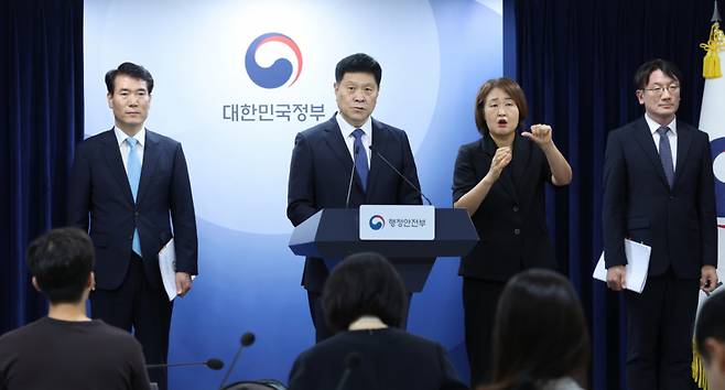 [서울=뉴시스] 조수정 기자 = 김영수(가운데) 행정안전부 의정관 등 21일 오후 서울 종로구 정부서울청사에서 반헌법적 행위, 간첩조작사건 관련자 등 부적절한 정부포상 대대적 취소 관련 합동 브리핑을 하고 있다. /사진=뉴시스