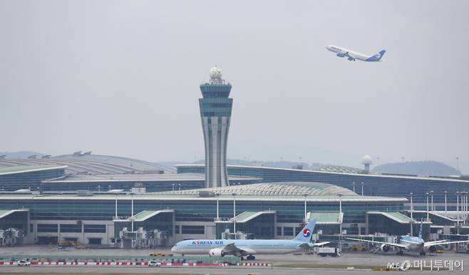 [인천공항=뉴시스] 김근수 기자 = 5월부터 주요 항공사의 유류할증료를 인상한 가운데 3일 오전 인천국제공항에서 항공기가 활주로에 계류해 있다. 2026.05.03. ks@newsis.com /사진=김근수