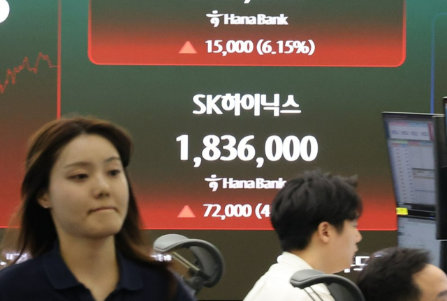 코스피가 반등에 성공하며 6,747.95로 마감한 21일 서울 하나은행 본점 딜링룸에서 직원들이 증시와 환율을 모니터하고 있다. 연합뉴스