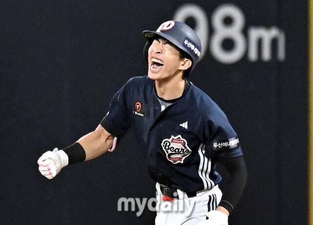 21일 오후 경기도 수원시 수원KT위즈파크에서 진행된 '2026 프로야구 KBO리그' KT위즈와 두산베어스의 경기. 두산 김민석이 9회초 2사 1,3루서 동점 적시타를 터뜨린 뒤 환호하고 있다./마이데일리