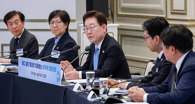 이재명 대통령이 22일 청와대에서 열린 지역·필수·공공의료 간담회에서 발언하고 있다. 사진 왼쪽부터 정기현 의료혁신위원장, 정은경 보건복지부 장관, 이재명 대통령, 배경훈 부총리 겸 과학기술정보통부 장관, 서준범 AI전략위원회 의료소그룹장[연합]