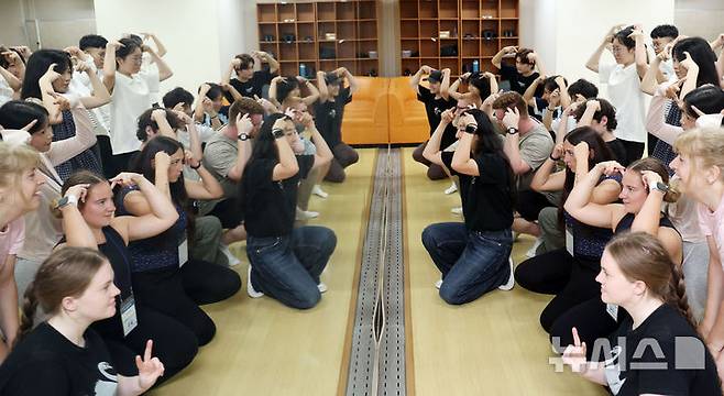 [부산=뉴시스] 하경민 기자 = '2026학년도 부경국제계절학기'에 참가한 외국인 대학생들이 22일 부산 남구 국립부경대학교에서 K팝 댄스를 배우고 있다.  9개국 19개 대학에서 온 외국인 대학생 103명은 내달 14일까지 2~4주간 기숙사 생활을 하면서 도자기 빚기, K팝 댄스, 한국요리 만들기, 서예, 태권도, 전통문화 체험, 막걸리 빚기, 템플스테이 등 다양한 문화 체험에 참여한다. 2026.07.22. yulnetphoto@newsis.com