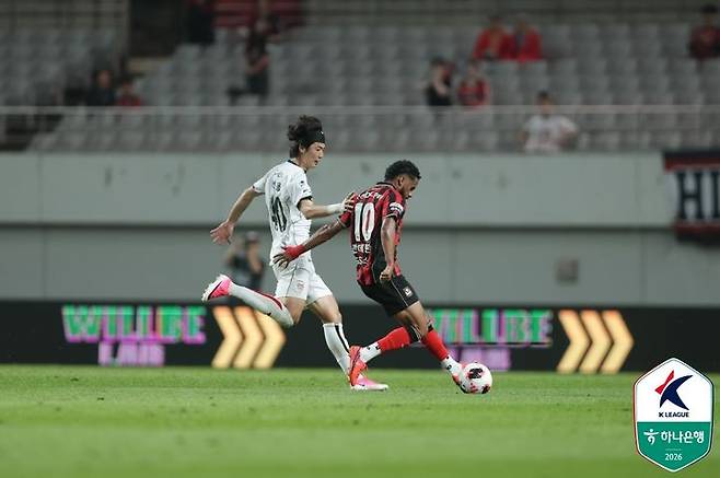 [서울=뉴시스] 프로축구 K리그1 포항 스틸러스의 기성용, FC서울의 안데르손. (사진=한국프로축구연맹 제공)
