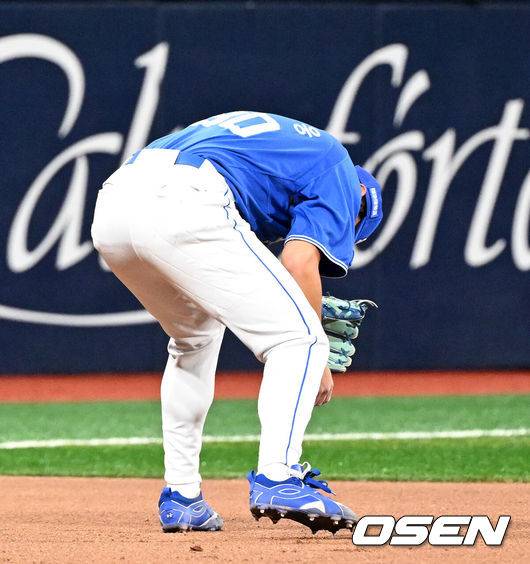 [OSEN=고척, 이대선 기자] 21일 서울 고척스카이돔에서  2026 신한 SOL KBO리그 키움 히어로즈와 삼성 라이온즈의 경기가 열렸다.이날 키움은 배동현, 삼성은 최원태를 선발로 내세웠다.7회말 2사 3루에서 삼성 김영웅이 키움 히우라의 땅볼 타구를 놓치고 아쉬워하고 있다. 2026.07.21 /sunday@osen.co.kr