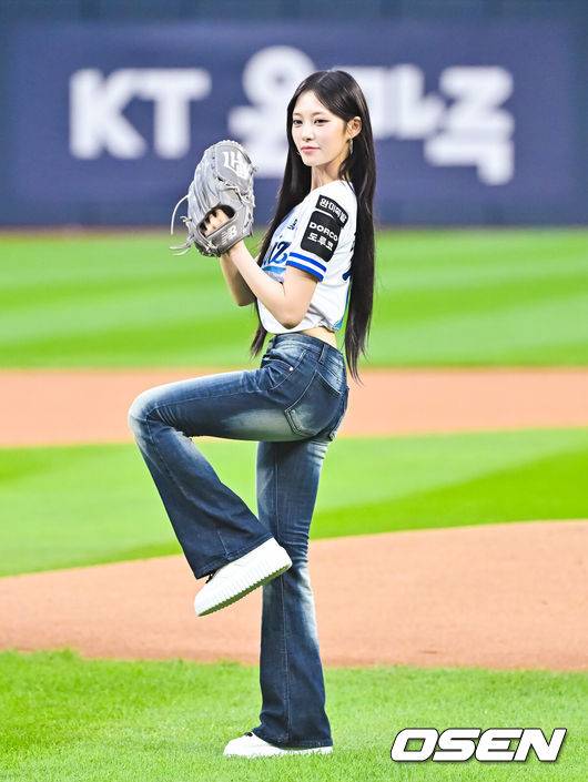 [OSEN=수원, 박준형 기자] 21일 오후 수원 KT위즈파크에서 열린 2026 신한 SOL KBO리그 KT 위즈와 두산 베어스의 경기가 진행됐다.이날 경기 KT는 오원석을, 두산은 벤자민을 선발투수로 내세웠다. 경기 앞서 리센느 리브가 시구를 하고 있다.      2026.07.21 / soul1014@osen.co.kr