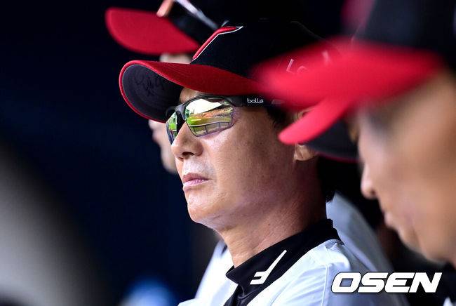 [OSEN=잠실, 최규한 기자] 19일 서울 잠실야구장에서 ‘2026 신한 SOL Bank KBO리그’ LG 트윈스와 KT 위즈의 경기가 열렸다.홈팀 LG는 송승기, 방문팀 KT는 고영표를 선발로 내세웠다.LG 염경엽 감독이 그라운드를 주시하고 있다. 2026.07.19 / dreamer@osen.co.kr