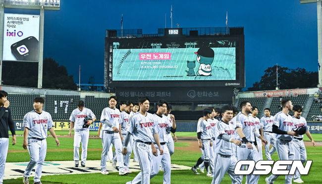 [OSEN=잠실, 박준형 기자] 22일 서울 잠실구장에서 열린&nbsp;2026 신한 SOL KBO 리그 LG 트윈스와 NC 다이노스의 경기가 우천으로 노게임 선언됐다.3회말 1사 후 경기 도중 쏟아진 폭우로 잠실구장 내야가 순식간에 물바다로 변하며 오후 7시 11분 경기가 중단됐다.노게임 선언된 이후 LG 선수들이 팬들에게 인사를 하고 있다.      2026.07.22 / soul1014@osen.co.kr