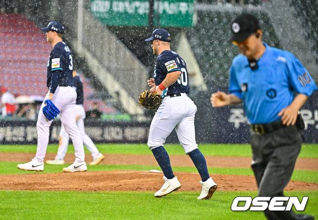 [OSEN=잠실, 박준형 기자] 22일 서울 잠실구장에서 &nbsp;2026 신한 SOL KBO 리그 LG 트윈스와 NC 다이노스의 경기가 진행됐다.이날 경기 LG는 톨허스트를, NC는 라일리를 선발투수로 내세웠다.3회말 갑작스러운 폭우에 NC 선수들이 그라운드를 떠나고 있다.   2026.07.22 / soul1014@osen.co.kr
