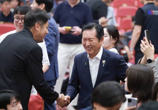▲더불어민주당 정청래 당 대표 후보가 22일 국회 의원회관에서 민주당 노동존중실천단장인 전현희 의원이 전국금융산업노동조합, 수도권공공서비스노동조합 등과 함께 연 'in 민주당 청년을 담다 노동을 잇다'에 참석하며 참석자들과 인사하고 있다. ⓒ연합뉴스