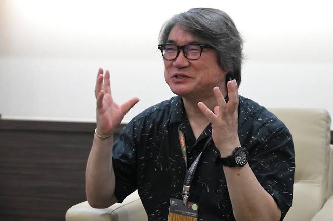 제48차 유네스코 세계유산위원회의 개·폐회식 연출을 맡은 원일 총감독이 지난 20일 인터뷰에서 발언하고 있다.  국가유산청 제공