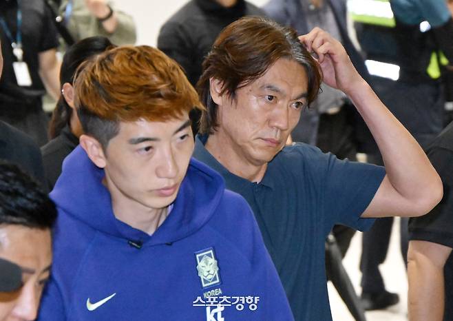 2026 북중미 월드컵 32강 진출에 실패한 대한민국 축구대표팀 홍명보 전 감독이 30일 인천국제공항 제2터미널로 귀국하고 있다. 왼쪽은 조현우. 2026.06.30 이준헌 기자