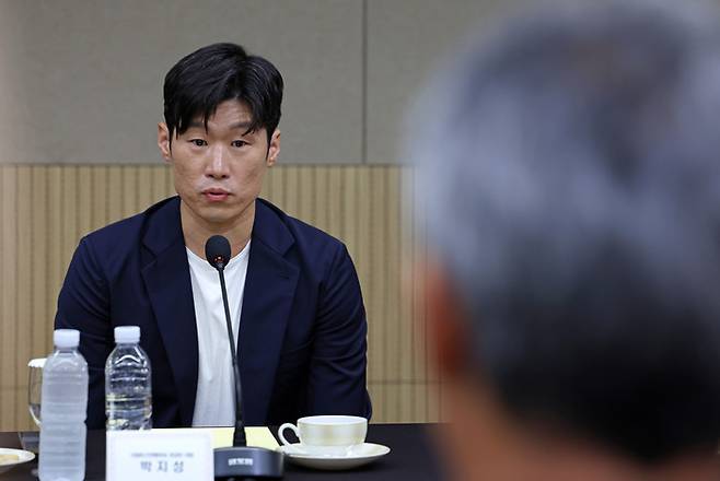 ▲  6일 오후 서울 송파 올림픽파크텔 베를린홀에서 K-축구혁신위원회 출범식이 열렸다. 박지성 FIFA 분과위원과 유승민 대한체육회장이 공동위원장을 맡고, 최휘영 문화체육관광부 장관과 이영표, 박주호 등 축구인들도 힘을 보탠다. 제공| 문체부