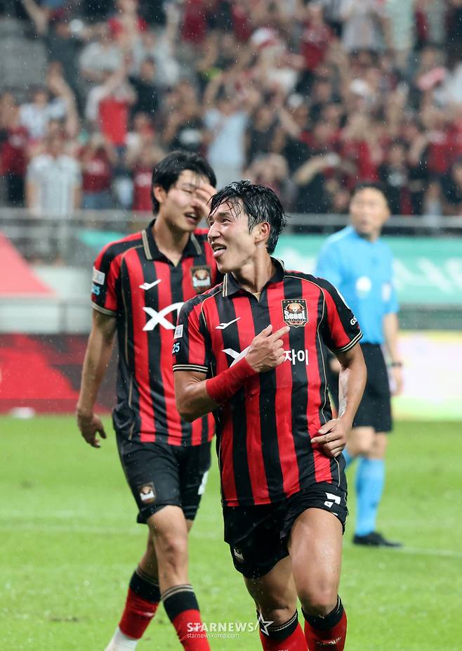 [포토]'빗속에 질주' 결승골에 쐐기골 터트린 정승원