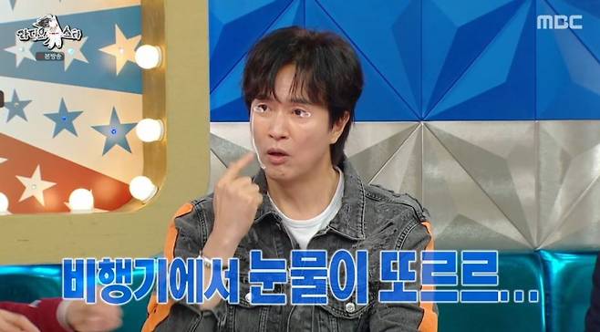 Singer Kim Jung-min appeared on MBCs *Radio Star* and opened up about the hardships of being a goose dad—a term for a father living apart from his family—for the past three years, ever since his Japanese wife, Rumi Ko Tani, left for Japan after expressing how difficult life in Korea had become. Kim Jung-min candidly shared the shock and sadness he felt when his wife made the bombshell announcement that she could no longer bear to live in Korea.Kim Jung-min, who married Rumiko Tani in 2006 and has three sons, revealed that while his family resides in Saga, Japan, he has taken it upon himself to act as their errand runner, delivering groceries several times a month. He mentioned the practical difficulties of travel, noting that despite the short distance, the process takes a long time due to international flight procedures.Kim Jung-min said he understands that his wife, who is celebrating their 20th wedding anniversary, has been under significant stress from living in Korea due to language barriers and childcare. He revealed that he shed tears on the plane after hearing his wifes remarks and expressed his earnest hope that she didnt truly mean what she said.